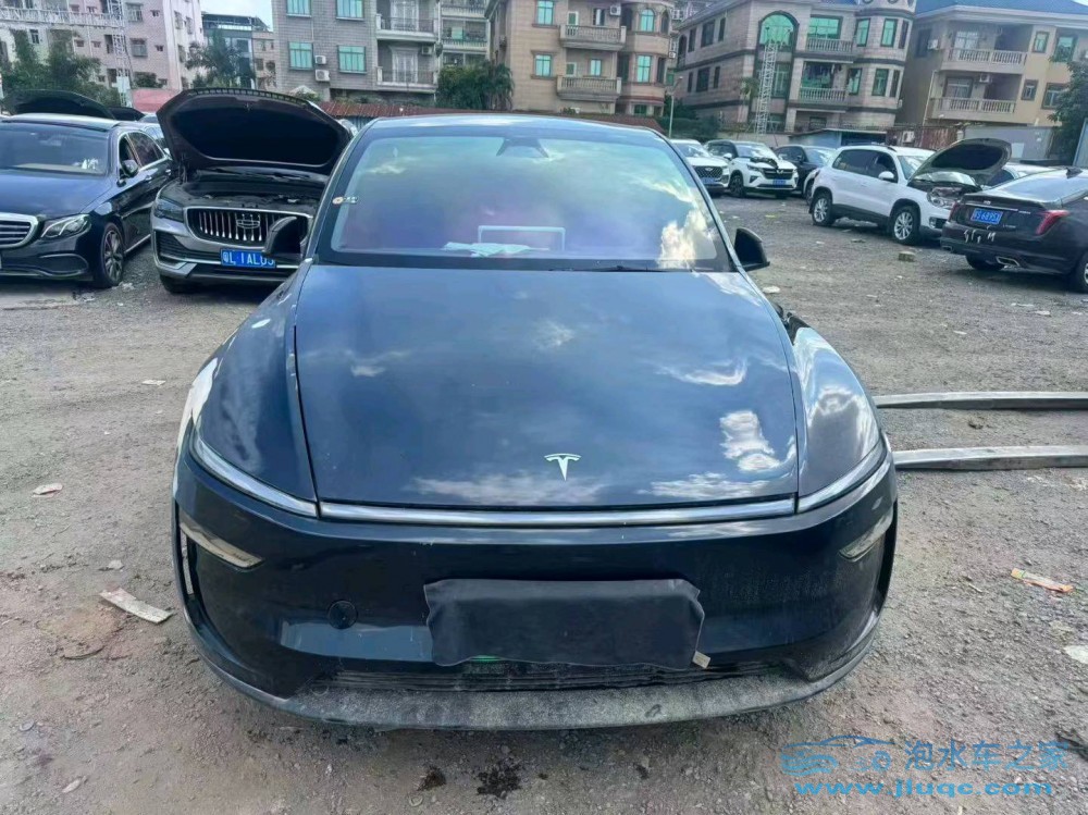 25年特斯拉Model Y泡水車